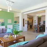 Espera Beachfront Residence, Newly Renewed With Pool & Bbq, By Thinkvilla Vilă