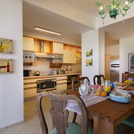 Espera Beachfront Residence, Newly Renewed With Pool & Bbq, By Thinkvilla Vilă